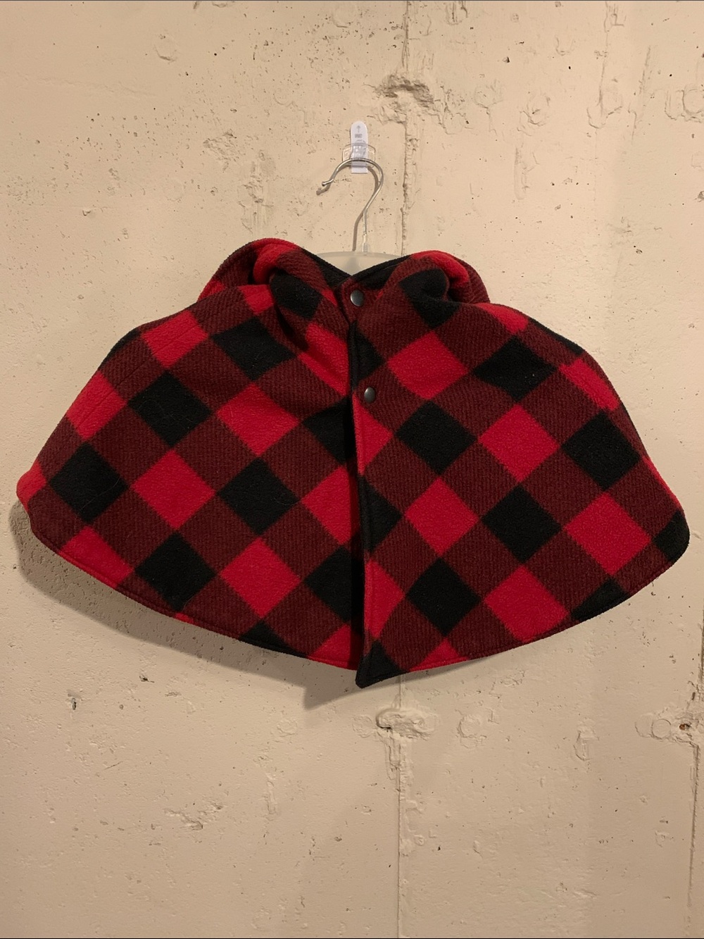 Kids Hooded Carseat Cape Buffalo Check in Red Black